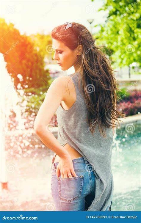 Junge Frau Am Blue Jeans Sommertag In Der Stadt Stockbild Bild Von Sonne Blau 147706591