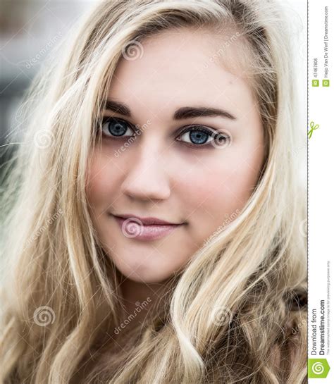Belle Adolescente Blonde Avec Des Yeux Bleus Photo Stock Image Du Type Enroulements 47467806