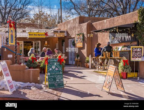 Canyon Road Santa Fe New Mexico Outdoor Café Diners In Winter Stock