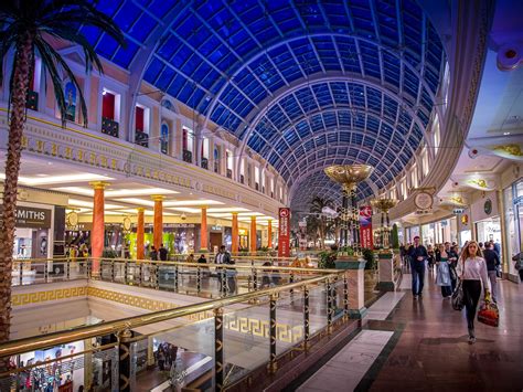 These Are The Secrets Behind How Shopping Centres Can Make Us Spend £55