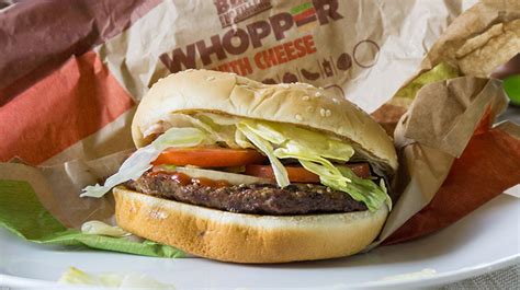 Klassisk kombination av kött, majonnäs, ketchup och krispiga grönsaker. Burger King - Menu And Price
