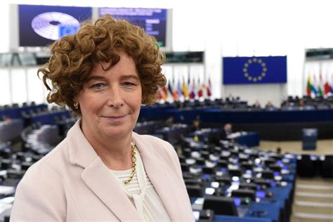 En met respect en samenwerking tonen dat politiek anders kan dan wat we de voorbije jaren zagen. Petra De Sutter est finalement ministre des ...