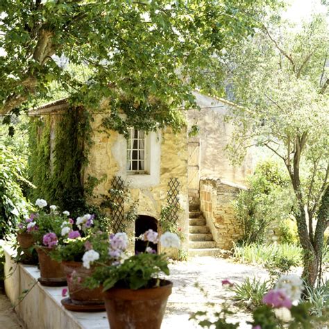 L'arredo provenzale mira, infatti, a riprodurre le tonalità tipiche delle campagne del sud della francia, combinandole tra loro in maniera armonica e dando vita ad nella progettazione della propria casa in stile provenzale è quindi possibile scegliere di focalizzarsi esclusivamente sui colori tenui, creando. Dalani Home and Living : Arredamento casa provenzale