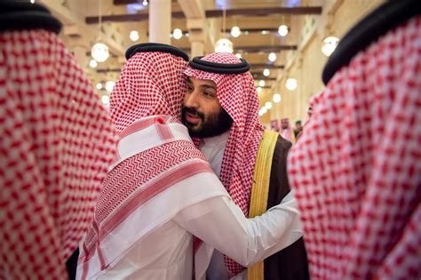 وإلى جانب عدد من الأميرات. محمد بن سلمان يؤدي صلاة الميت على الأميرة الجوهرة بنت فيصل ...