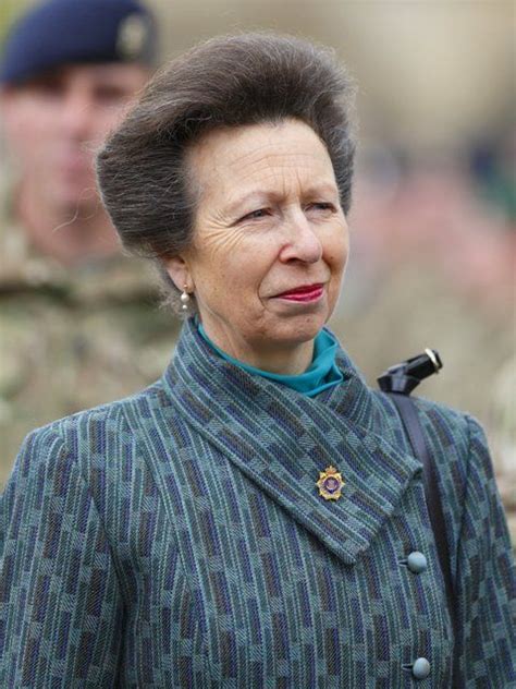 Hrh the princess royal princess аnne cuts the cake. Queen Elizabeth II Age, Husband, Monarchical Journey ...