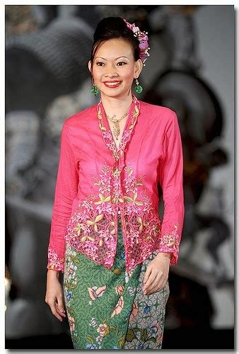Kebaya nyonya ini adalah pakaian tradisional untuk kaum hawa budaya baba nyonya ini. Model Kebaya Tradisional Khas Jawa Tengah