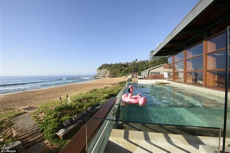 Beach Side Mansion On Sydneys Northern Beaches Named Australias Best Home Daily Mail Online