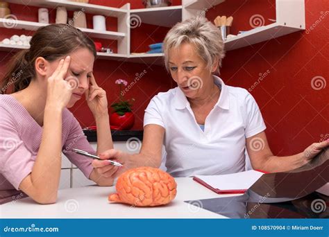 Dos Mujeres Que Hablan Enfermedades De Cerebro Del Abaut Foto De