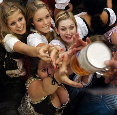 In Pictures The Beer Flows As Germany S Oktoberfest Gets Under Way