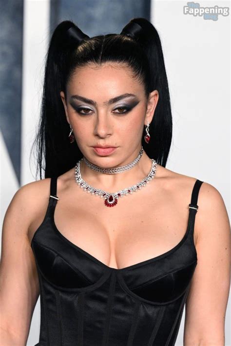 Charli Xcx Displays Her Sexy Breasts At The 2023 Vanity Fair Oscar Party 24 Photos Thefappening