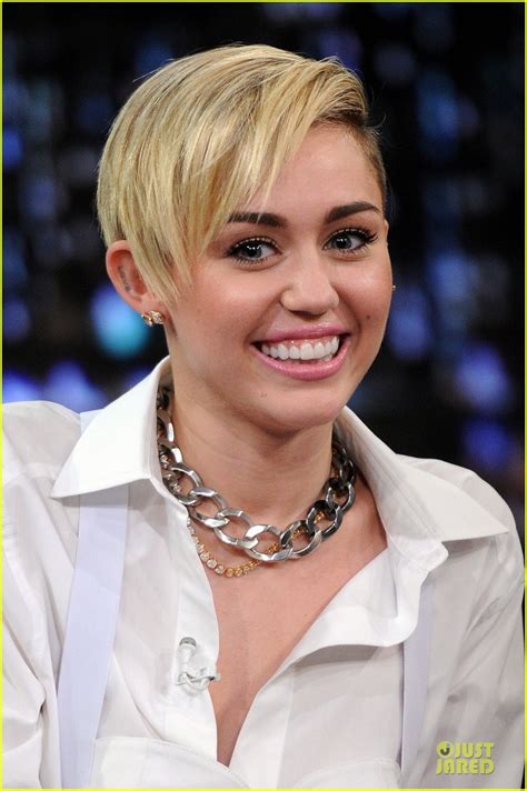 miley cyrus toned abs for bangerz album signing photo 2968653 miley cyrus photos just