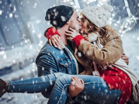 Romantic Couple Kissing Hug Snow Winter Vacation Hd