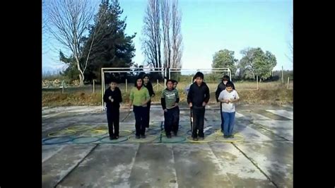 Guiainfantil.com te cuento cómo estimular a los hijos a través de los juegos con el balón. Educacion Fisica Juego De Lateralidad - YouTube