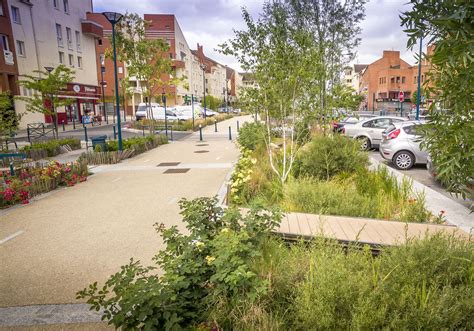 Dans le cas où on veut rénover le jardin, on peut utiliser le logiciel archieasy jardin exterieur pour dessiner les idées avant de les concrétiser. https://land-act.fr/projets/espaces-publics,urbanisme/mail ...