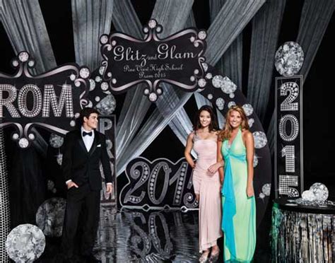 With over 50 hollywood party decorations, you have tons of options to make your event shine! How to Create A Glamorous Hollywood Prom Theme | PromNite ...