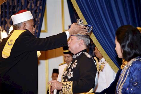 Sultan johor sultan ibrahim almarhum sultan iskandar hari ini dimahkotakan sebagai sultan johor kelima dalam sejarah johor moden pada satu istiadat gilang gemilang di istana besar, pagi ini. Sultan Ibrahim Dimahkota Sultan Kelima Johor Moden