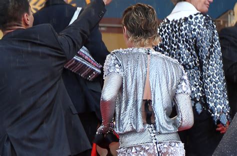 Look Kristen Stewart Goes Barefoot On Cannes Red Carpet