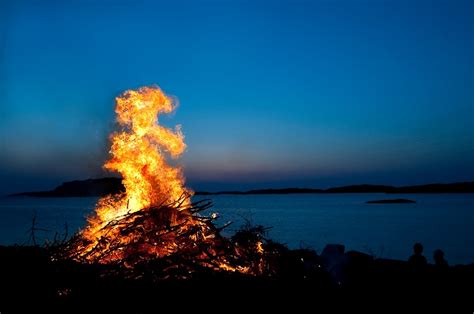 Eldningsförbud på grund av brandrisk utfärdas i sverige och varning för skogsbrand och varning för gräsbrand i finland, då brandrisken i naturen är särskilt stor på grund av torka. Eldningsförbud - Vansbro kommun
