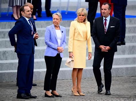Video Brigitte Macron Lélégant Et Très Remarqué Baise Main Du Président Lors Du Défilé Du 14