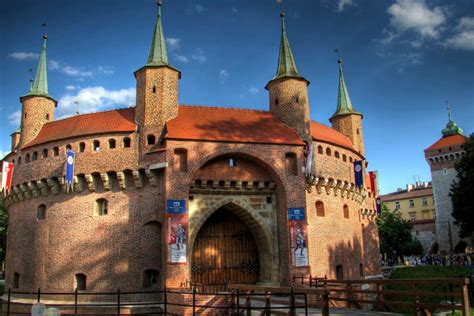 Antigua capital de polonia, cracovia continúa constituyendo una de las ciudades más más de dos millones de personas hacen turismo en cracovia cada año y es que, además del indudable atractivo de la ciudad y del encanto de sus gentes, en las proximidades se. Tour Ciudad vieja de Cracovia, Colina de Wawel, Kazimierz ...