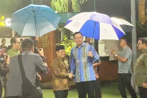 Sindo Hi Lite Tiba Di Kediaman Sby Cak Imin Dipayungi Ahy