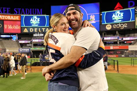 Mets Fans Welcome Kate Upton Justin Verlander To New York
