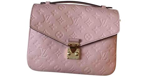 Сумка boite chapeau souple pm. Louis Vuitton Metis Leather Clutch Bag in Pink - Lyst