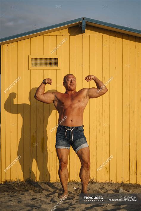 Muscular Older Man Poses Yellow Background — Sporty Handsome Stock