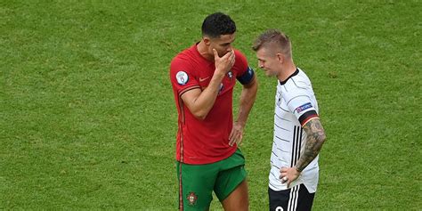 Football players with their kids lionel messi cristiano ronaldo isco balotelli toni kroos lewandowski marcelo hazard luis suarez. Ngobrol Saat Pertandingan, Ini yang Dikatakan Kroos kepada ...