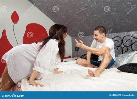 De Jonge Kerel Verlokt Het Meisje Aan Bed Stock Foto Image Of