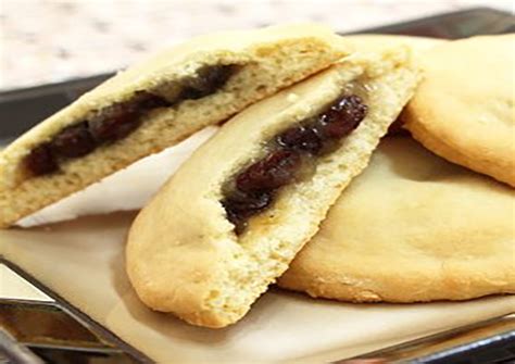 (i know you) the trick is to plump the raisins in boiling water, and then add a bit of molasses to the cookie dough. Recipe for Filled Raisin Cookies from Smith's » Smith Dairy