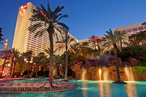 Koje pogodnosti soba su dostupne u hotelu best western plus casino royale? Stay cool: These unique Vegas hotel pools kick it up a ...