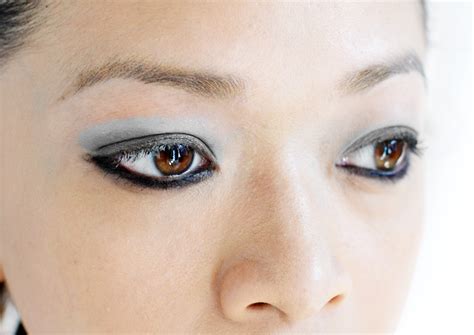 Applying eyeliner on the lower lid is a tricky affair. Apply-Eyeliner-to-the-Bottom-Lid-Intro.jpg Images - Frompo