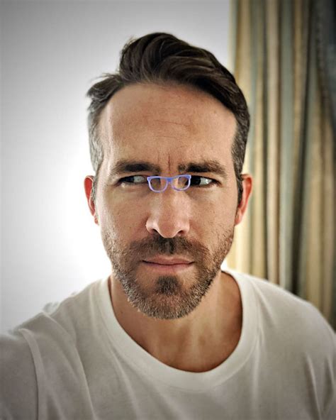 I would 'strap her to the front of my body'. Ryan Reynolds cayó en una muy, muy grandiosa broma navideña
