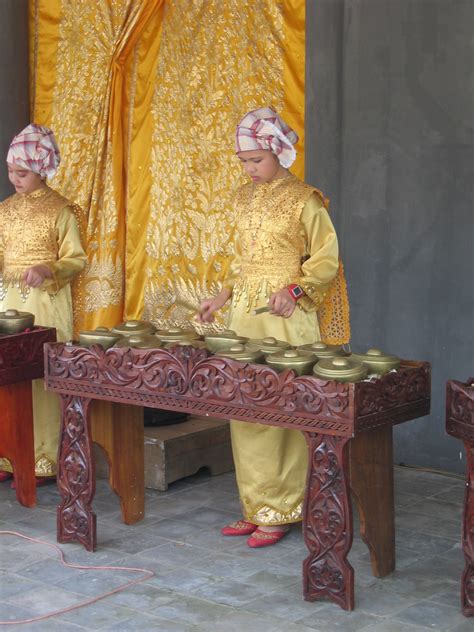 Alat musik ini biasa dimainkan dengan bersamaan alat musik tradisional lainnya dalam mengiringi asal alat musik ini adalah daerah minangkabau. Alat - Alat Musik Tradisional | JURNAL Airo