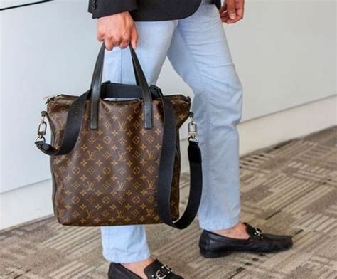 This bag features a small louis vuitton gold tone plaque with a removable leather strap and a golden chain for multiple carrying options. Man refuses to give armed robber Louis Vuitton bag: 'I ...