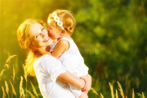 dotter kysser och kramar lycklig mor fotografering för bildbyråer bild av lyckligt litet