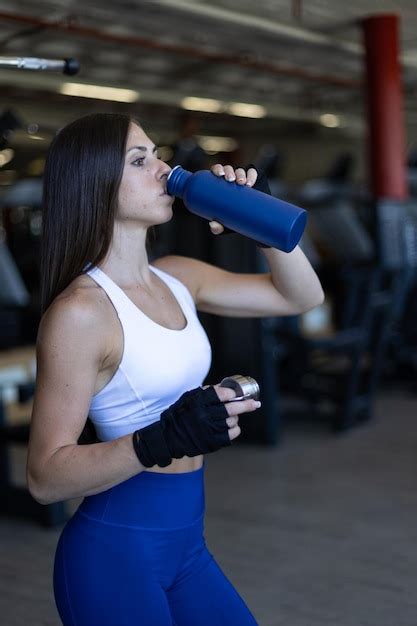 Premium Photo Fitness Woman Drinking Water To Hydrate After Workout
