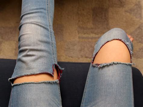 Here's what could be behind all those sounds, plus what you can do about it. How to Pop Your Knee Safely