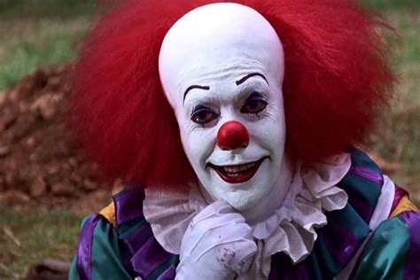 A Killer Clown Is On The Loose In Stephen Kings Tense And Disturbing