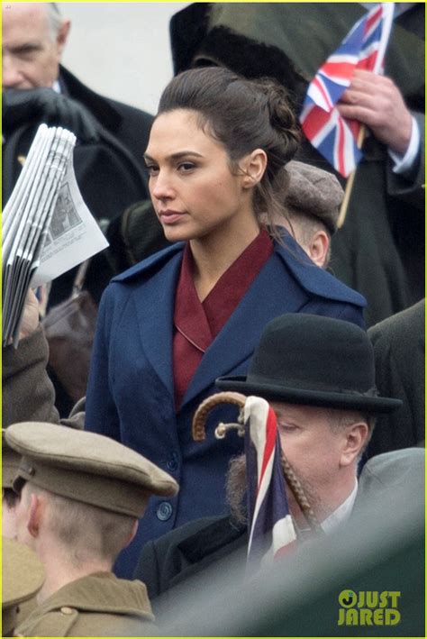 Photo Gal Gadot Filming Wonder Woman London Trafalgar Square 17