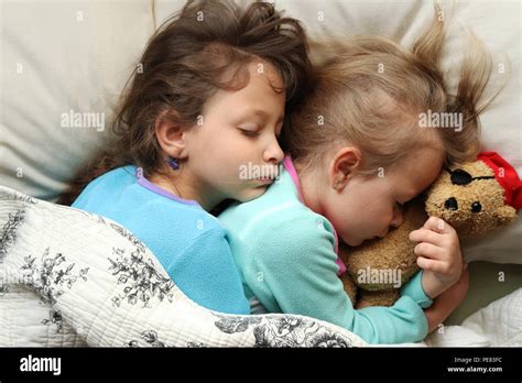 hermanas durmiendo juntos fotografía de stock alamy