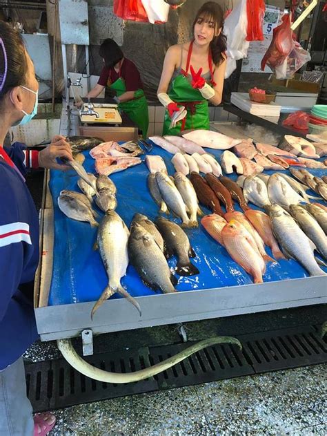 #singapore #covid19 #youngfishmonger let's connect! Who is Liu PengPeng? Taiwan's Prettiest Fishmonger worked ...