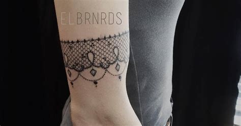 Lace Armband Tattoo On The Right Upper Arm