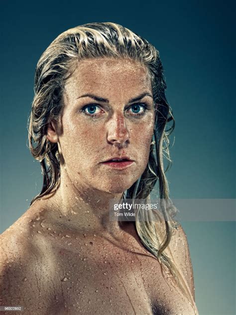Portrait Of Young Woman With Wet Blonde Hair Stock Foto Getty Images