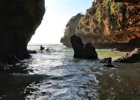 How To Get To Uluwatu Cave Beach In Bali Foodicles