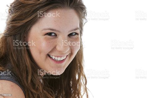 측면 뷰 헤드샷 Of 웃음소리 백인종 10대 여자아이 16 17 살에 대한 스톡 사진 및 기타 이미지 16 17 살 갈색 눈 갈색 머리 Istock