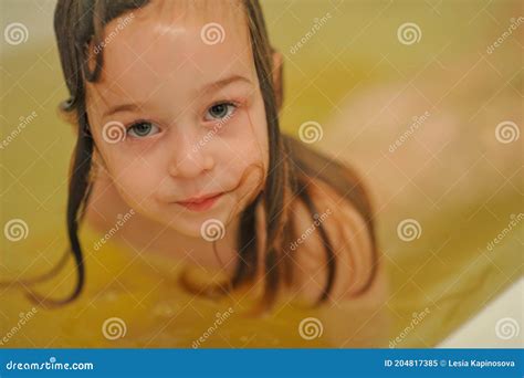 Doce Bebê Criança No Banho Menina Banha Numa Banheira Branca Imagem De Stock Imagem De Cabelo
