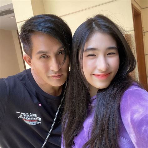 โตเป็นสาวแล้วจ้า สำหรับ น้องเซย่า ลูกสาวคนโตของพระเอกตลอดกาล พีท ทองเจือ กับ เจ็ง วิไลลักษณ์ ที่ตอนนี้น้องเซย่ามีอายุ 14 ปีแล้ว แถมยังสวย. พีท ทองเจือ ควง น้องเซย่า เปิดใจ หลังหยุดฝันโกอินเตอร์ ...