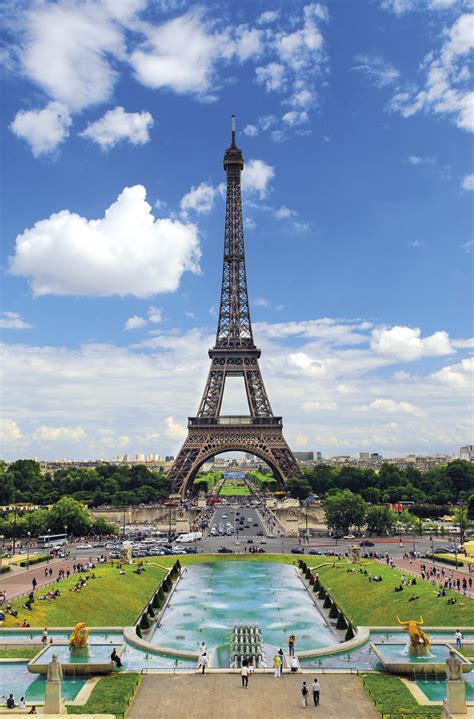 El costo total fue de 7.799.401 francos. Ayer y hoy: La torre Eiffel de París
